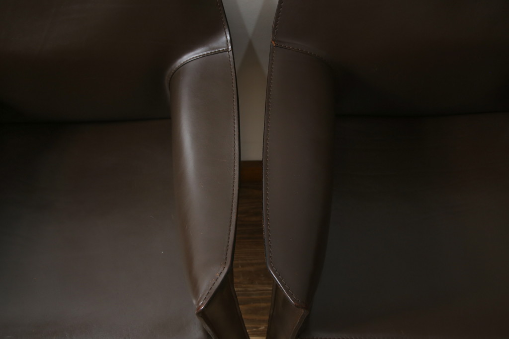 中古　Cassina(カッシーナ)　413　CAB(キャブ)　MARIO BELLINI(マリオベリーニ)　本革(レザー)　シンプルモダンな空間づくりに活躍するアームチェア2脚セット(ダイニングチェア、椅子、イス)(定価2脚で約83万6千円)(R-074314)