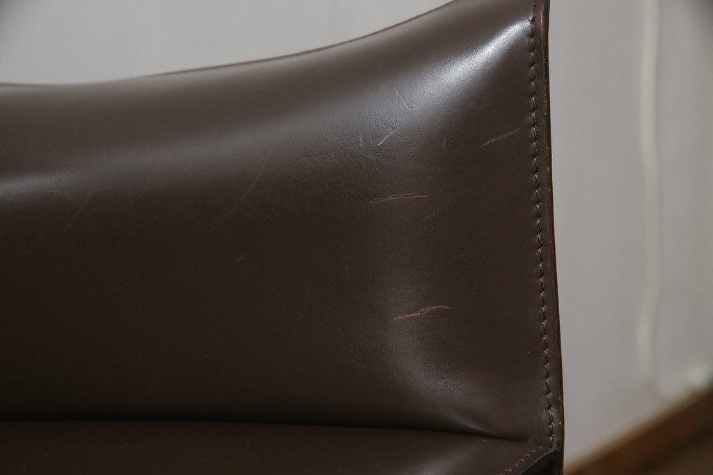 中古　Cassina(カッシーナ)　413　CAB(キャブ)　MARIO BELLINI(マリオベリーニ)　本革(レザー)　シンプルモダンな空間づくりに活躍するアームチェア2脚セット(ダイニングチェア、椅子、イス)(定価2脚で約83万6千円)(R-074314)