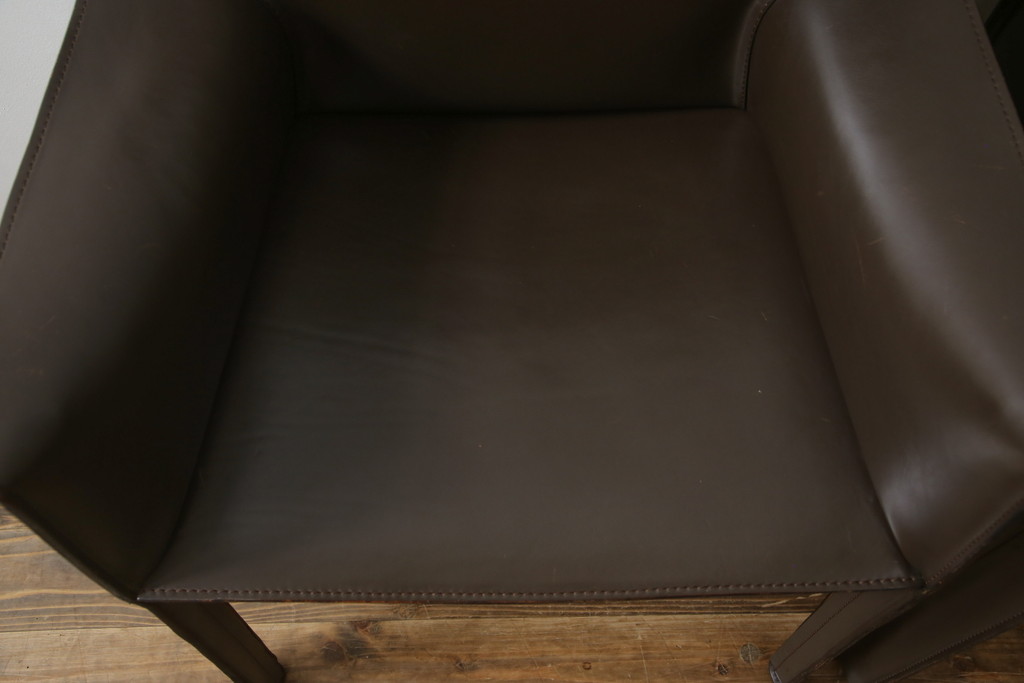 中古　Cassina(カッシーナ)　413　CAB(キャブ)　MARIO BELLINI(マリオベリーニ)　本革(レザー)　シンプルモダンな空間づくりに活躍するアームチェア2脚セット(ダイニングチェア、椅子、イス)(定価2脚で約83万6千円)(R-074314)
