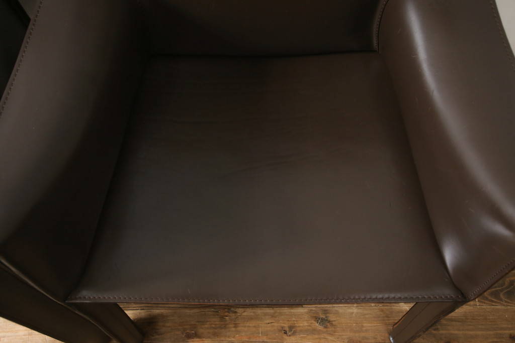 中古　Cassina(カッシーナ)　413　CAB(キャブ)　MARIO BELLINI(マリオベリーニ)　本革(レザー)　シンプルモダンな空間づくりに活躍するアームチェア2脚セット(ダイニングチェア、椅子、イス)(定価2脚で約83万6千円)(R-074314)