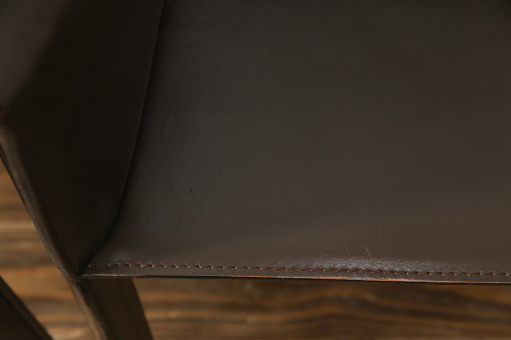中古　Cassina(カッシーナ)　413　CAB(キャブ)　MARIO BELLINI(マリオベリーニ)　本革(レザー)　シンプルモダンな空間づくりに活躍するアームチェア2脚セット(ダイニングチェア、椅子、イス)(定価2脚で約83万6千円)(R-074314)