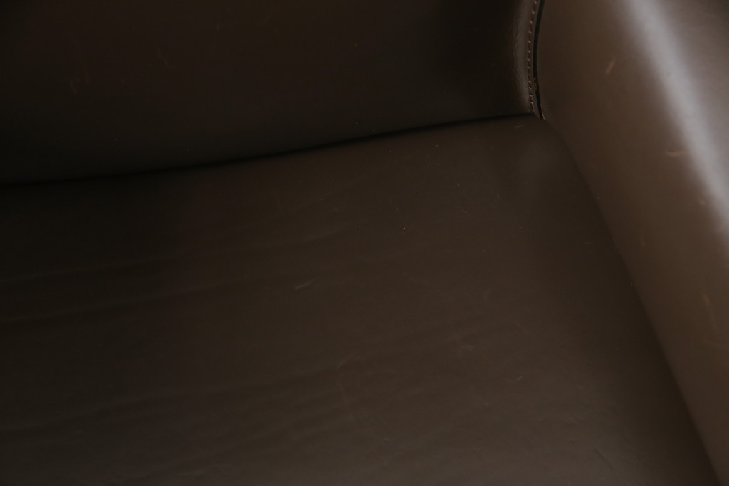中古　Cassina(カッシーナ)　413　CAB(キャブ)　MARIO BELLINI(マリオベリーニ)　本革(レザー)　シンプルモダンな空間づくりに活躍するアームチェア2脚セット(ダイニングチェア、椅子、イス)(定価2脚で約83万6千円)(R-074314)