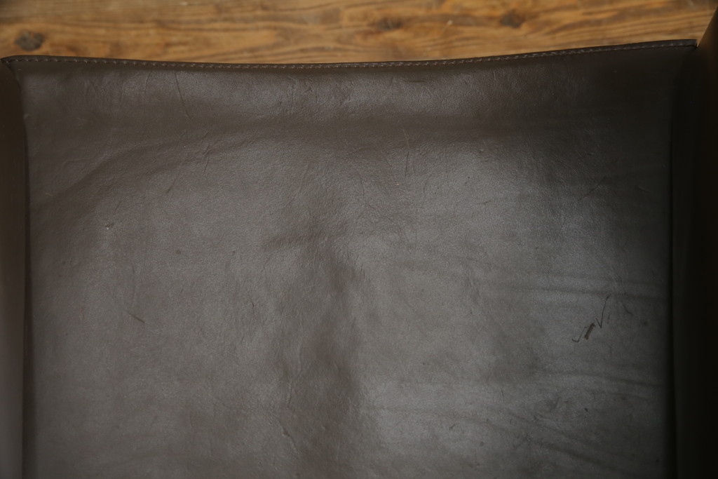 中古　Cassina(カッシーナ)　413　CAB(キャブ)　MARIO BELLINI(マリオベリーニ)　本革(レザー)　シンプルモダンな空間づくりに活躍するアームチェア2脚セット(ダイニングチェア、椅子、イス)(定価2脚で約83万6千円)(R-074314)