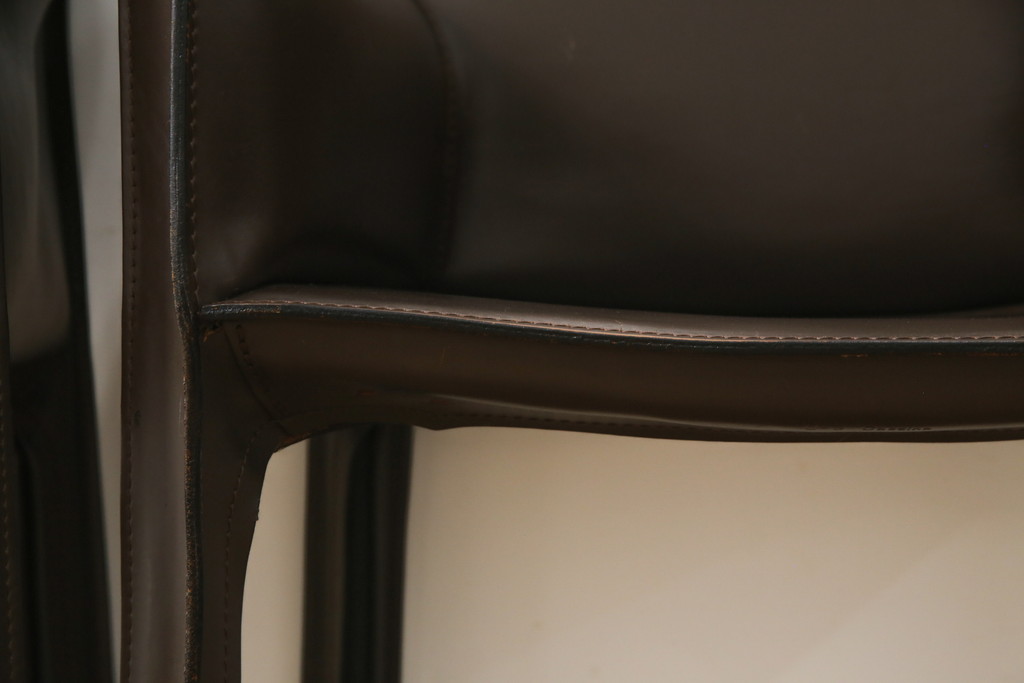 中古　Cassina(カッシーナ)　413　CAB(キャブ)　MARIO BELLINI(マリオベリーニ)　本革(レザー)　シンプルモダンな空間づくりに活躍するアームチェア2脚セット(ダイニングチェア、椅子、イス)(定価2脚で約83万6千円)(R-074314)