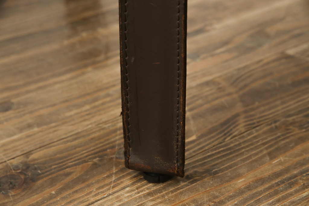 中古　Cassina(カッシーナ)　413　CAB(キャブ)　MARIO BELLINI(マリオベリーニ)　本革(レザー)　シンプルモダンな空間づくりに活躍するアームチェア2脚セット(ダイニングチェア、椅子、イス)(定価2脚で約83万6千円)(R-074314)