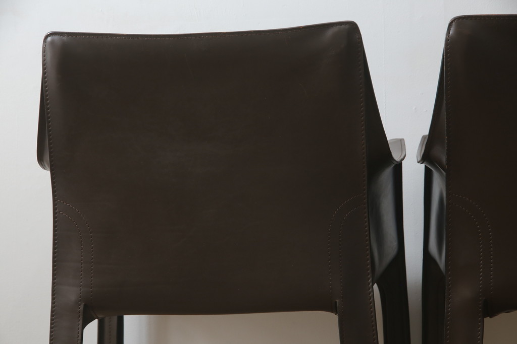 中古　Cassina(カッシーナ)　413　CAB(キャブ)　MARIO BELLINI(マリオベリーニ)　本革(レザー)　シンプルモダンな空間づくりに活躍するアームチェア2脚セット(ダイニングチェア、椅子、イス)(定価2脚で約83万6千円)(R-074314)