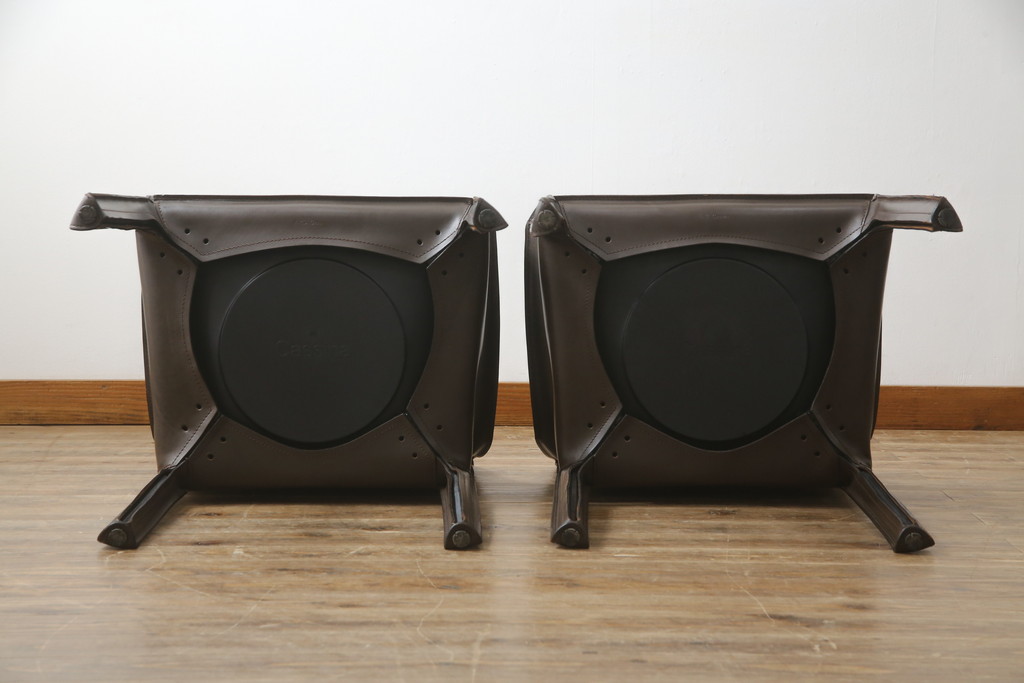 中古　Cassina(カッシーナ)　413　CAB(キャブ)　MARIO BELLINI(マリオベリーニ)　本革(レザー)　シンプルモダンな空間づくりに活躍するアームチェア2脚セット(ダイニングチェア、椅子、イス)(定価2脚で約83万6千円)(R-074314)