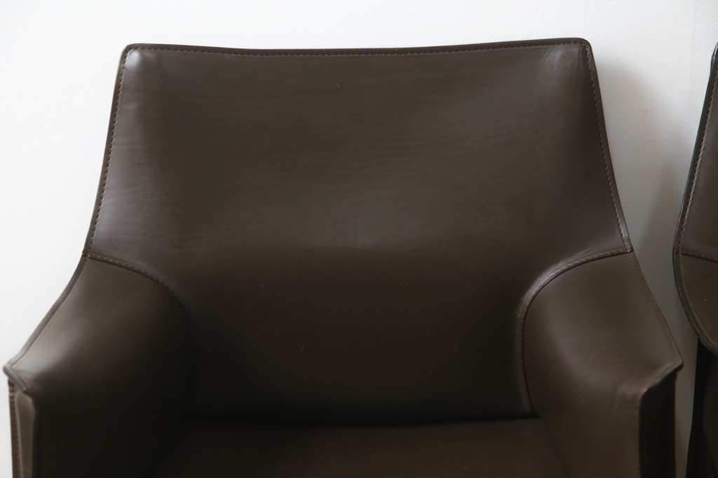 中古　Cassina(カッシーナ)　413　CAB(キャブ)　MARIO BELLINI(マリオベリーニ)　本革(レザー)　シンプルモダンな空間づくりに活躍するアームチェア2脚セット(ダイニングチェア、椅子、イス)(定価2脚で約83万6千円)(R-074315)