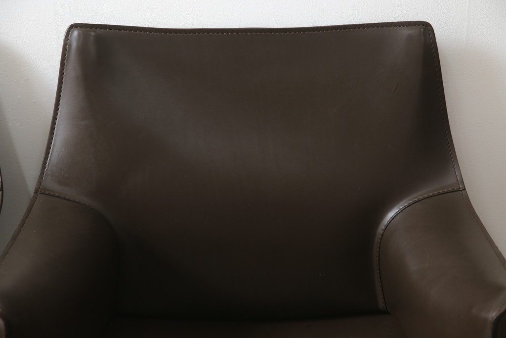中古　Cassina(カッシーナ)　413　CAB(キャブ)　MARIO BELLINI(マリオベリーニ)　本革(レザー)　シンプルモダンな空間づくりに活躍するアームチェア2脚セット(ダイニングチェア、椅子、イス)(定価2脚で約83万6千円)(R-074315)