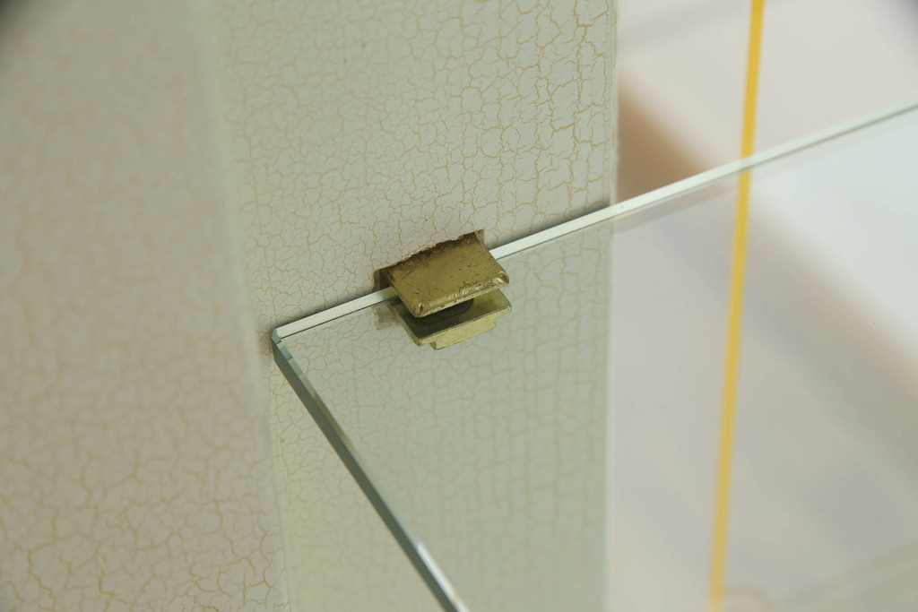 中古　美品　SILIK(シリック)　ロココ調　背面鏡張り　繊細な装飾が魅力!　上品な佇まいのキャビネット(キュリオケース、ガラスケース、ショーケース、飾り棚、陳列棚、食器棚、店舗什器)(定価約130万円)(R-060364)