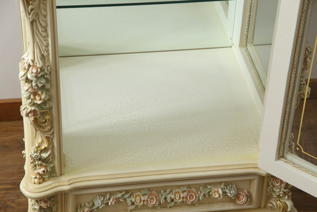 中古　美品　SILIK(シリック)　ロココ調　背面鏡張り　繊細な装飾が魅力!　上品な佇まいのキャビネット(キュリオケース、ガラスケース、ショーケース、飾り棚、陳列棚、食器棚、店舗什器)(定価約130万円)(R-060364)