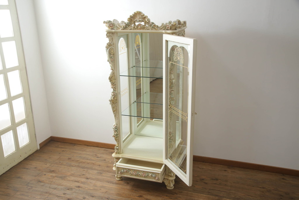 中古　美品　SILIK(シリック)　ロココ調　背面鏡張り　繊細な装飾が魅力!　上品な佇まいのキャビネット(キュリオケース、ガラスケース、ショーケース、飾り棚、陳列棚、食器棚、店舗什器)(定価約130万円)(R-060364)