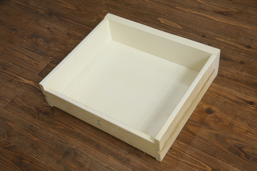 中古　美品　SILIK(シリック)　ロココ調　背面鏡張り　繊細な装飾が魅力!　上品な佇まいのキャビネット(キュリオケース、ガラスケース、ショーケース、飾り棚、陳列棚、食器棚、店舗什器)(定価約130万円)(R-060364)
