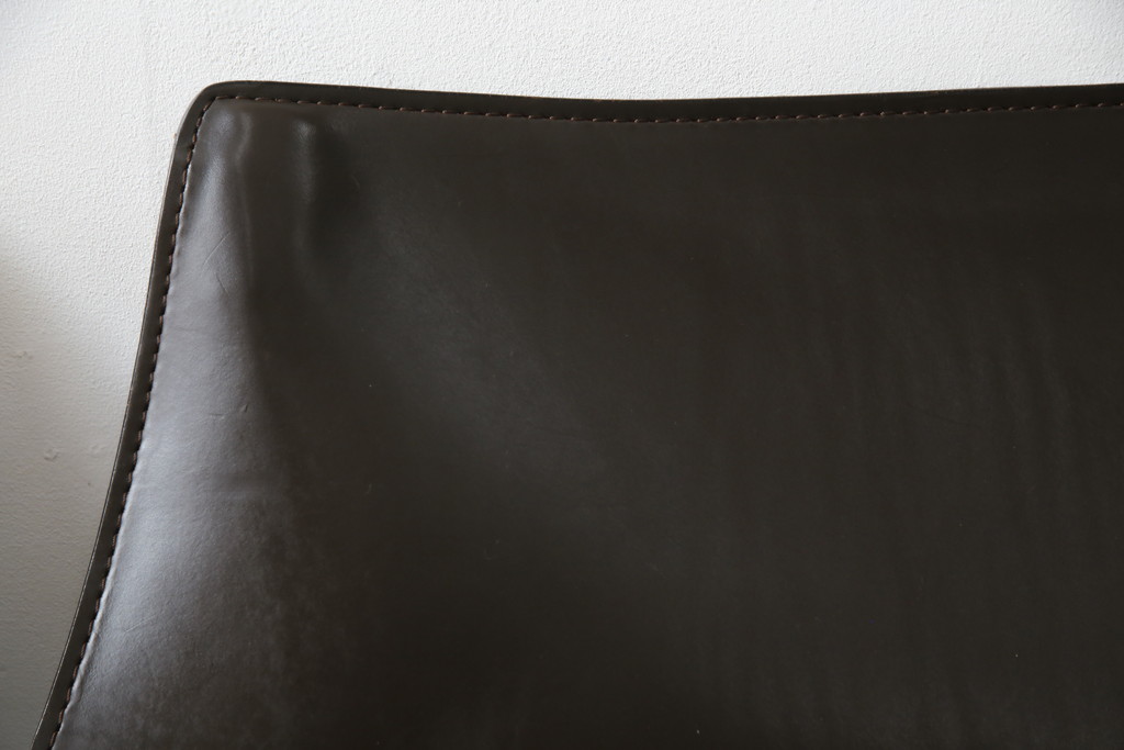 中古　Cassina(カッシーナ)　413　CAB(キャブ)　MARIO BELLINI(マリオベリーニ)　本革(レザー)　シンプルモダンな空間づくりに活躍するアームチェア2脚セット(ダイニングチェア、椅子、イス)(定価2脚で約83万6千円)(R-074315)