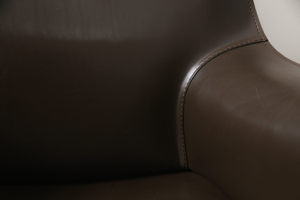 中古　Cassina(カッシーナ)　413　CAB(キャブ)　MARIO BELLINI(マリオベリーニ)　本革(レザー)　シンプルモダンな空間づくりに活躍するアームチェア2脚セット(ダイニングチェア、椅子、イス)(定価2脚で約83万6千円)(R-074315)