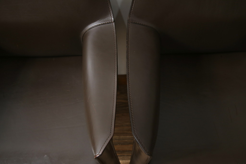 中古　Cassina(カッシーナ)　413　CAB(キャブ)　MARIO BELLINI(マリオベリーニ)　本革(レザー)　シンプルモダンな空間づくりに活躍するアームチェア2脚セット(ダイニングチェア、椅子、イス)(定価2脚で約83万6千円)(R-074315)