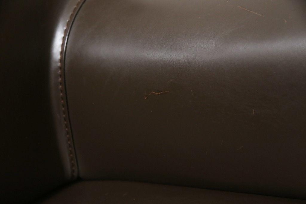 中古　Cassina(カッシーナ)　413　CAB(キャブ)　MARIO BELLINI(マリオベリーニ)　本革(レザー)　シンプルモダンな空間づくりに活躍するアームチェア2脚セット(ダイニングチェア、椅子、イス)(定価2脚で約83万6千円)(R-074315)