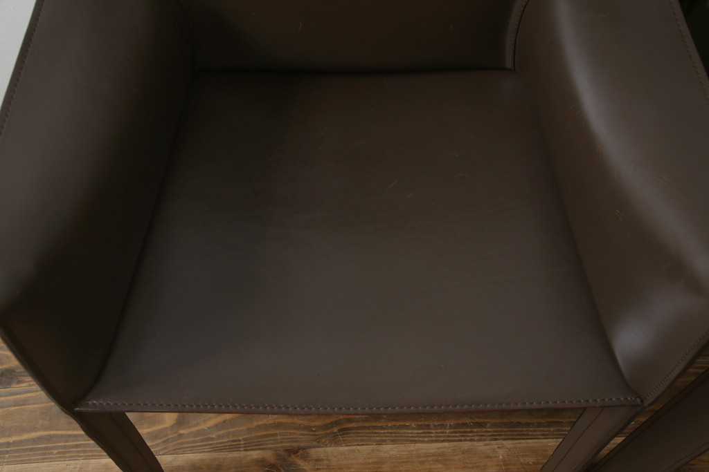 中古　Cassina(カッシーナ)　413　CAB(キャブ)　MARIO BELLINI(マリオベリーニ)　本革(レザー)　シンプルモダンな空間づくりに活躍するアームチェア2脚セット(ダイニングチェア、椅子、イス)(定価2脚で約83万6千円)(R-074315)