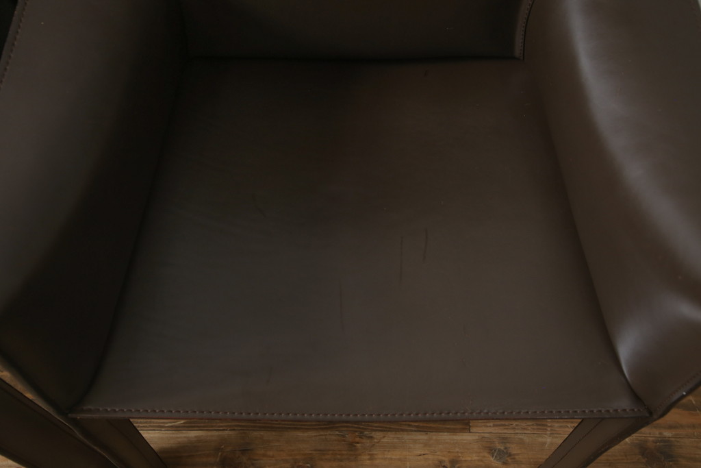 中古　Cassina(カッシーナ)　413　CAB(キャブ)　MARIO BELLINI(マリオベリーニ)　本革(レザー)　シンプルモダンな空間づくりに活躍するアームチェア2脚セット(ダイニングチェア、椅子、イス)(定価2脚で約83万6千円)(R-074315)