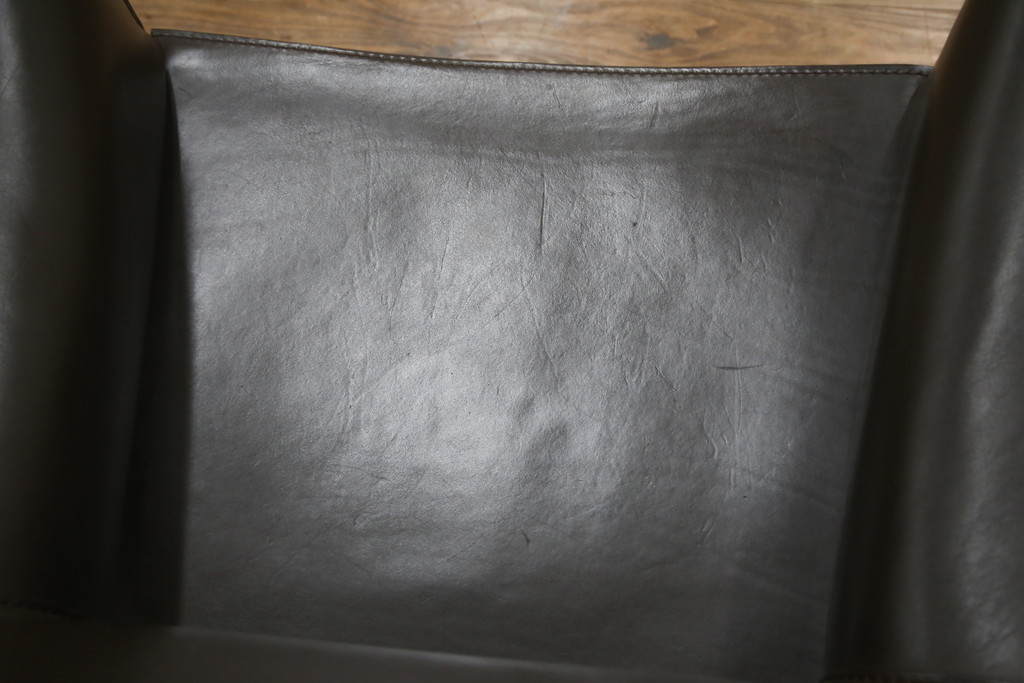 中古　Cassina(カッシーナ)　413　CAB(キャブ)　MARIO BELLINI(マリオベリーニ)　本革(レザー)　シンプルモダンな空間づくりに活躍するアームチェア2脚セット(ダイニングチェア、椅子、イス)(定価2脚で約83万6千円)(R-074315)