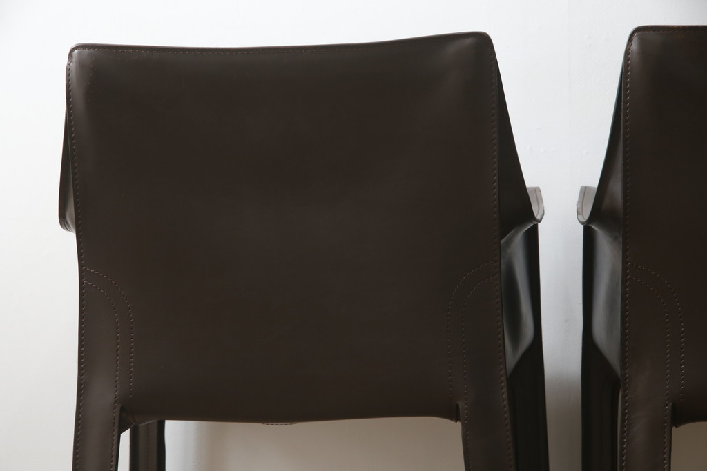 中古　Cassina(カッシーナ)　413　CAB(キャブ)　MARIO BELLINI(マリオベリーニ)　本革(レザー)　シンプルモダンな空間づくりに活躍するアームチェア2脚セット(ダイニングチェア、椅子、イス)(定価2脚で約83万6千円)(R-074315)