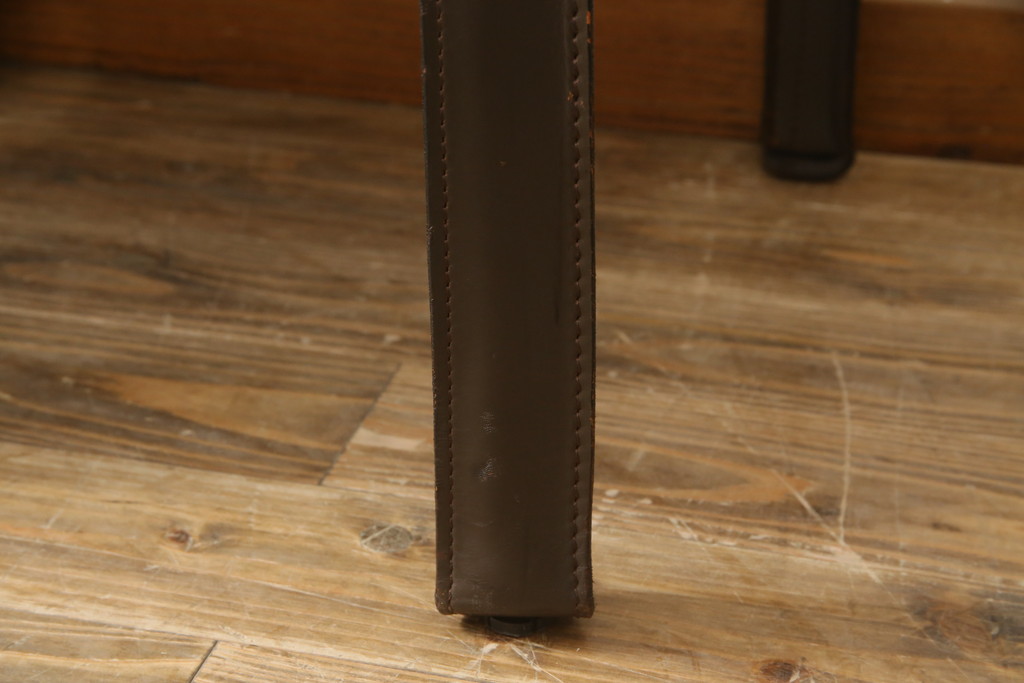 中古　Cassina(カッシーナ)　413　CAB(キャブ)　MARIO BELLINI(マリオベリーニ)　本革(レザー)　シンプルモダンな空間づくりに活躍するアームチェア2脚セット(ダイニングチェア、椅子、イス)(定価2脚で約83万6千円)(R-074315)
