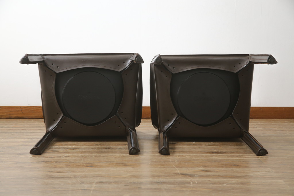 中古　Cassina(カッシーナ)　413　CAB(キャブ)　MARIO BELLINI(マリオベリーニ)　本革(レザー)　シンプルモダンな空間づくりに活躍するアームチェア2脚セット(ダイニングチェア、椅子、イス)(定価2脚で約83万6千円)(R-074315)