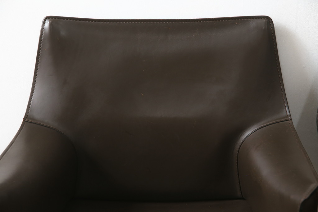 中古　Cassina(カッシーナ)　413　CAB(キャブ)　MARIO BELLINI(マリオベリーニ)　本革(レザー)　シンプルモダンな空間づくりに活躍するアームチェア2脚セット(ダイニングチェア、椅子、イス)(定価2脚で約83万6千円)(R-074316)