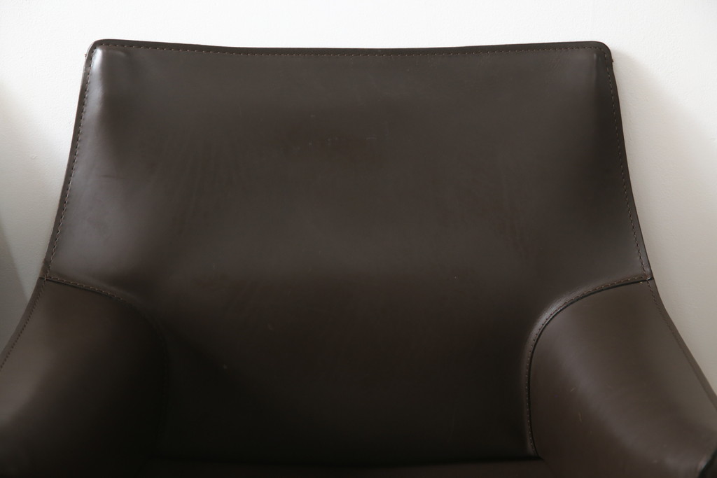 中古　Cassina(カッシーナ)　413　CAB(キャブ)　MARIO BELLINI(マリオベリーニ)　本革(レザー)　シンプルモダンな空間づくりに活躍するアームチェア2脚セット(ダイニングチェア、椅子、イス)(定価2脚で約83万6千円)(R-074316)