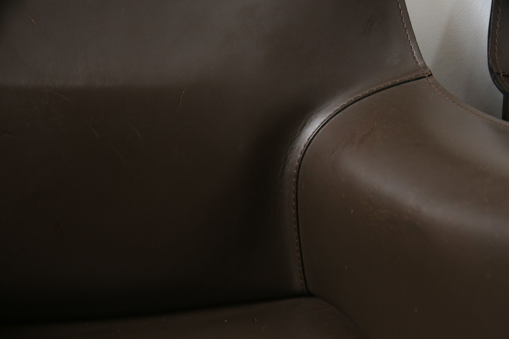 中古　Cassina(カッシーナ)　413　CAB(キャブ)　MARIO BELLINI(マリオベリーニ)　本革(レザー)　シンプルモダンな空間づくりに活躍するアームチェア2脚セット(ダイニングチェア、椅子、イス)(定価2脚で約83万6千円)(R-074316)