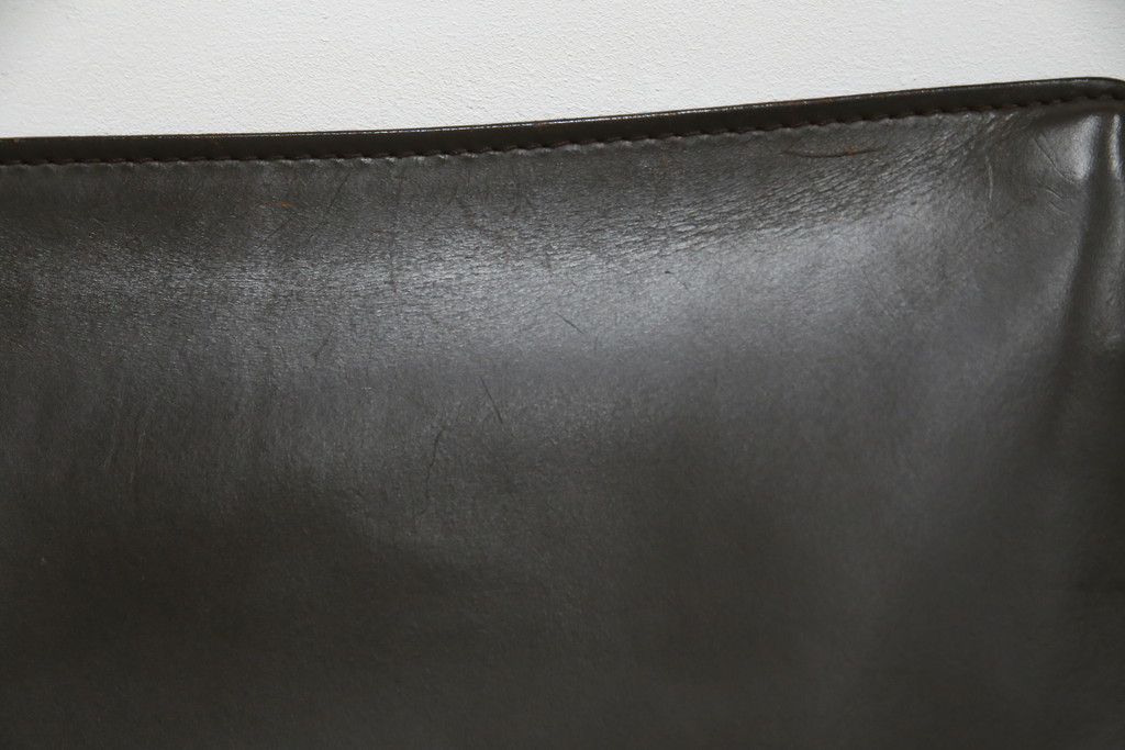 中古　Cassina(カッシーナ)　413　CAB(キャブ)　MARIO BELLINI(マリオベリーニ)　本革(レザー)　シンプルモダンな空間づくりに活躍するアームチェア2脚セット(ダイニングチェア、椅子、イス)(定価2脚で約83万6千円)(R-074316)