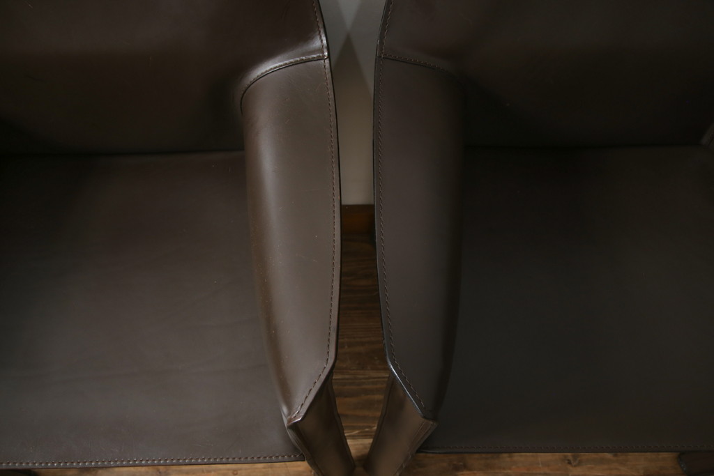 中古　Cassina(カッシーナ)　413　CAB(キャブ)　MARIO BELLINI(マリオベリーニ)　本革(レザー)　シンプルモダンな空間づくりに活躍するアームチェア2脚セット(ダイニングチェア、椅子、イス)(定価2脚で約83万6千円)(R-074316)