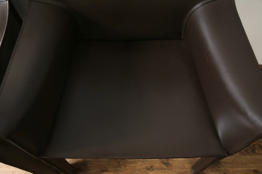 中古　Cassina(カッシーナ)　413　CAB(キャブ)　MARIO BELLINI(マリオベリーニ)　本革(レザー)　シンプルモダンな空間づくりに活躍するアームチェア2脚セット(ダイニングチェア、椅子、イス)(定価2脚で約83万6千円)(R-074316)
