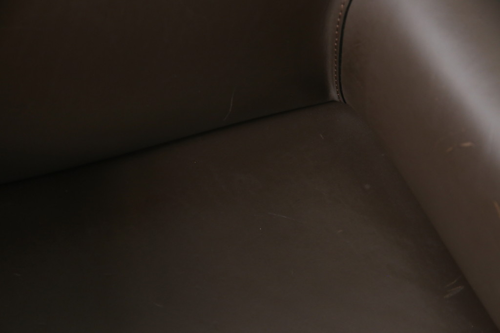 中古　Cassina(カッシーナ)　413　CAB(キャブ)　MARIO BELLINI(マリオベリーニ)　本革(レザー)　シンプルモダンな空間づくりに活躍するアームチェア2脚セット(ダイニングチェア、椅子、イス)(定価2脚で約83万6千円)(R-074316)