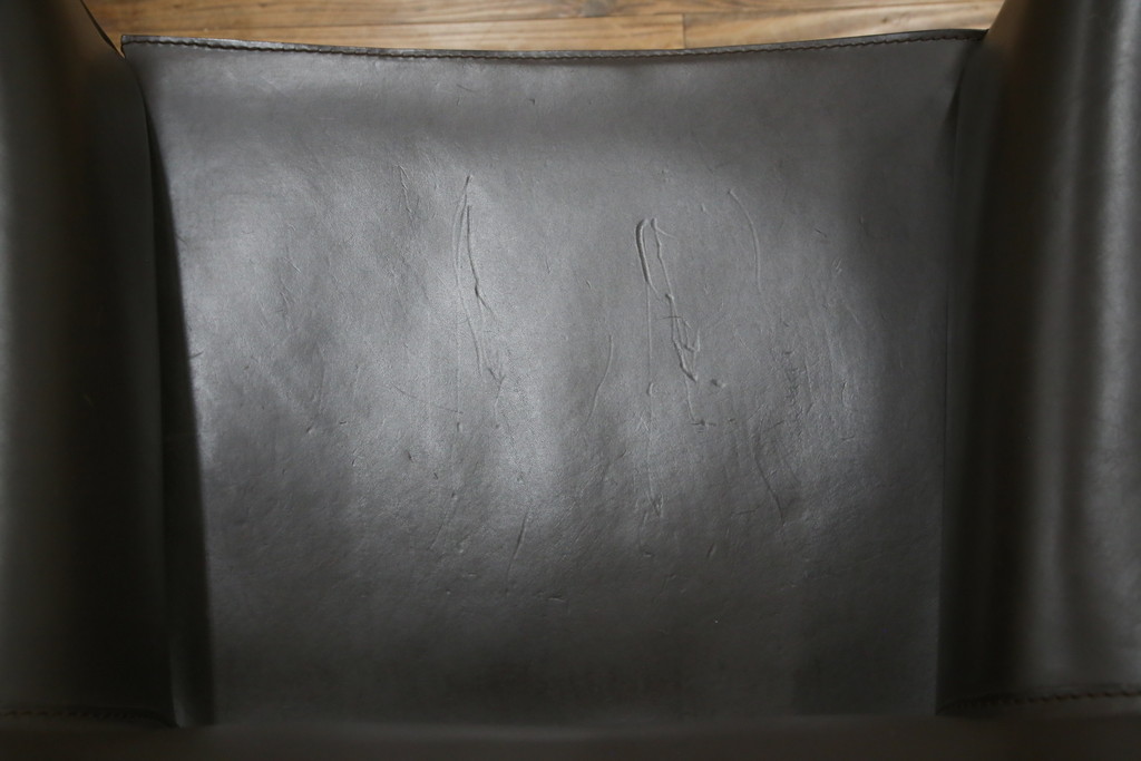 中古　Cassina(カッシーナ)　413　CAB(キャブ)　MARIO BELLINI(マリオベリーニ)　本革(レザー)　シンプルモダンな空間づくりに活躍するアームチェア2脚セット(ダイニングチェア、椅子、イス)(定価2脚で約83万6千円)(R-074316)