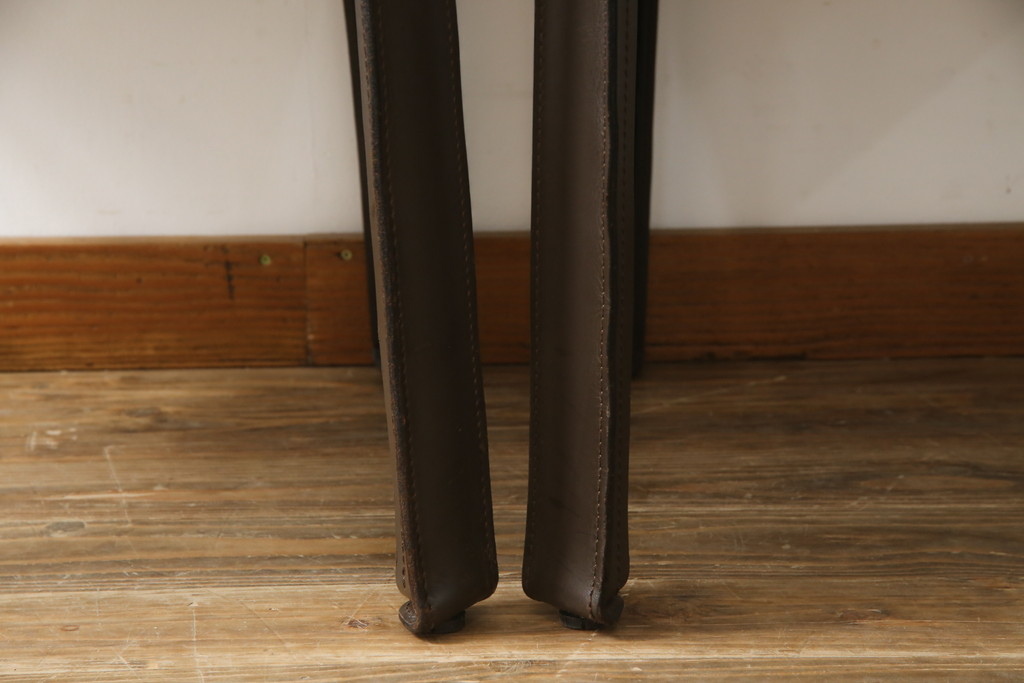 中古　Cassina(カッシーナ)　413　CAB(キャブ)　MARIO BELLINI(マリオベリーニ)　本革(レザー)　シンプルモダンな空間づくりに活躍するアームチェア2脚セット(ダイニングチェア、椅子、イス)(定価2脚で約83万6千円)(R-074316)