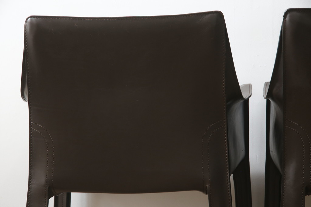 中古　Cassina(カッシーナ)　413　CAB(キャブ)　MARIO BELLINI(マリオベリーニ)　本革(レザー)　シンプルモダンな空間づくりに活躍するアームチェア2脚セット(ダイニングチェア、椅子、イス)(定価2脚で約83万6千円)(R-074316)