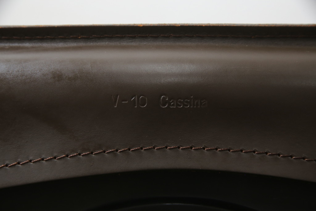中古　Cassina(カッシーナ)　413　CAB(キャブ)　MARIO BELLINI(マリオベリーニ)　本革(レザー)　シンプルモダンな空間づくりに活躍するアームチェア2脚セット(ダイニングチェア、椅子、イス)(定価2脚で約83万6千円)(R-074316)