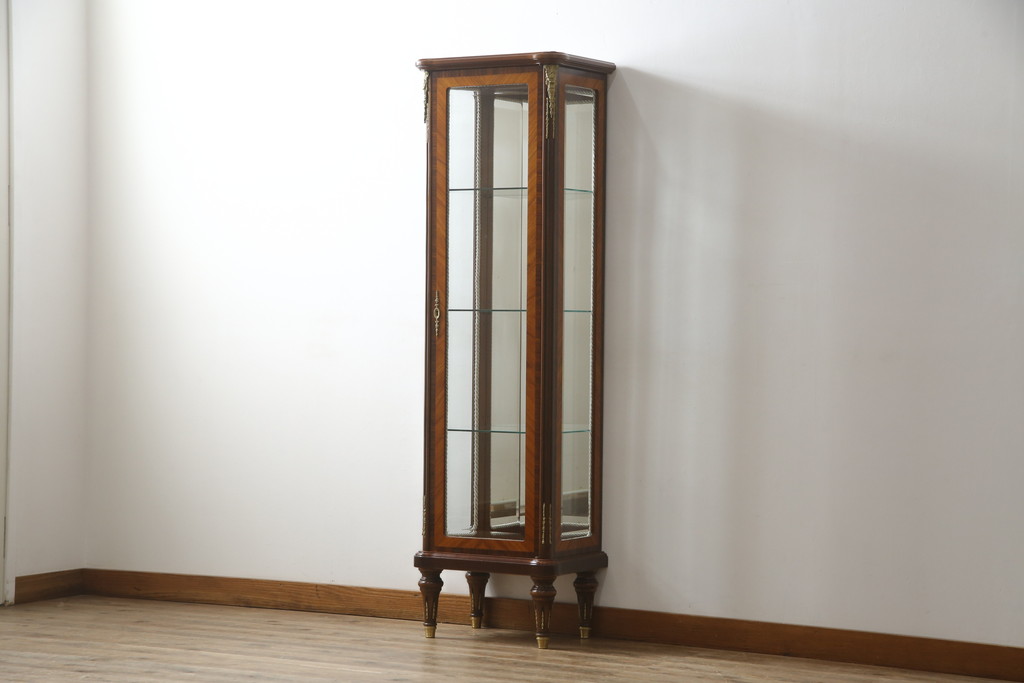 中古　美品!!　MARCONI ARTE(マルコーニ アルテ)　細部まで凝ったデザインが目を惹く縦型キュリオケース(飾り棚、ガラスケース、ショーケース、コレクションケース、キャビネット)(R-074853)