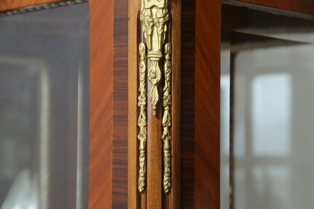 中古　美品!!　MARCONI ARTE(マルコーニ アルテ)　細部まで凝ったデザインが目を惹く縦型キュリオケース(飾り棚、ガラスケース、ショーケース、コレクションケース、キャビネット)(R-074853)