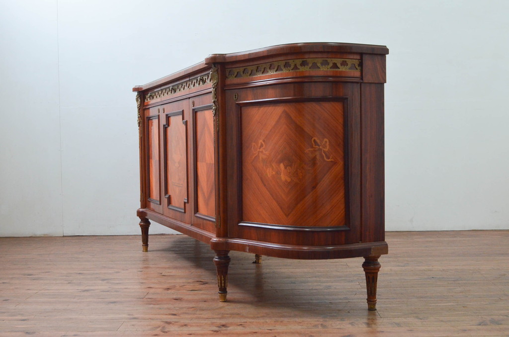 中古　六本木アピス(APIS)取り扱い　イタリア最高級家具　MARCONI ARTE(マルコーニ アルテ)　真鍮飾りが美しい象嵌入りサイドボード(サイドキャビネット、収納棚、戸棚)(定価約200万円)(R-077729)