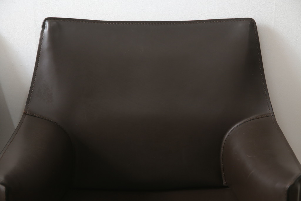 中古　Cassina(カッシーナ)　413　CAB(キャブ)　MARIO BELLINI(マリオベリーニ)　本革(レザー)　シンプルモダンな空間づくりに活躍するアームチェア2脚セット(ダイニングチェア、椅子、イス)(定価2脚で約83万6千円)(R-074313)