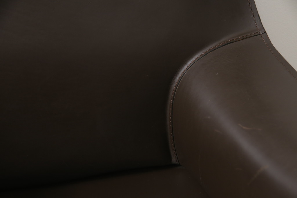 中古　Cassina(カッシーナ)　413　CAB(キャブ)　MARIO BELLINI(マリオベリーニ)　本革(レザー)　シンプルモダンな空間づくりに活躍するアームチェア2脚セット(ダイニングチェア、椅子、イス)(定価2脚で約83万6千円)(R-074313)