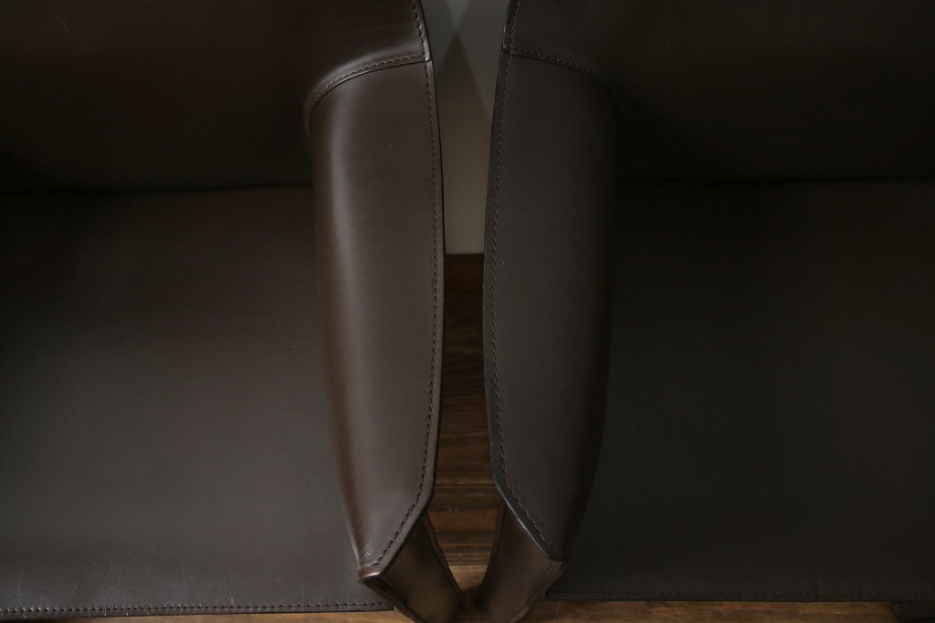 中古　Cassina(カッシーナ)　413　CAB(キャブ)　MARIO BELLINI(マリオベリーニ)　本革(レザー)　シンプルモダンな空間づくりに活躍するアームチェア2脚セット(ダイニングチェア、椅子、イス)(定価2脚で約83万6千円)(R-074313)