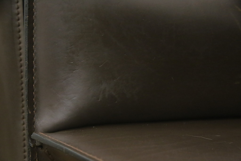 中古　Cassina(カッシーナ)　413　CAB(キャブ)　MARIO BELLINI(マリオベリーニ)　本革(レザー)　シンプルモダンな空間づくりに活躍するアームチェア2脚セット(ダイニングチェア、椅子、イス)(定価2脚で約83万6千円)(R-074313)