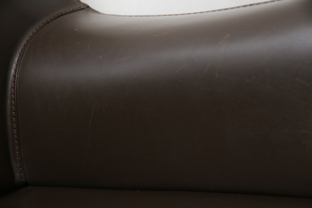 中古　Cassina(カッシーナ)　413　CAB(キャブ)　MARIO BELLINI(マリオベリーニ)　本革(レザー)　シンプルモダンな空間づくりに活躍するアームチェア2脚セット(ダイニングチェア、椅子、イス)(定価2脚で約83万6千円)(R-074313)