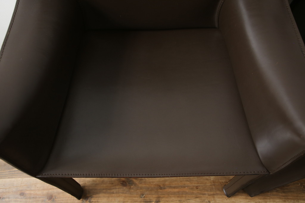中古　Cassina(カッシーナ)　413　CAB(キャブ)　MARIO BELLINI(マリオベリーニ)　本革(レザー)　シンプルモダンな空間づくりに活躍するアームチェア2脚セット(ダイニングチェア、椅子、イス)(定価2脚で約83万6千円)(R-074313)