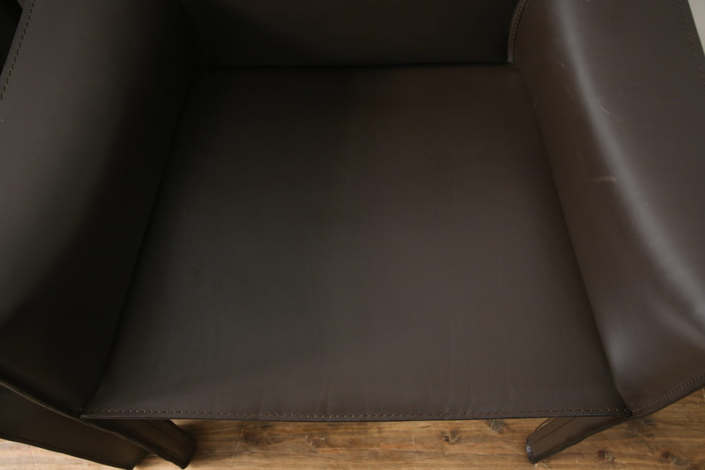 中古　Cassina(カッシーナ)　413　CAB(キャブ)　MARIO BELLINI(マリオベリーニ)　本革(レザー)　シンプルモダンな空間づくりに活躍するアームチェア2脚セット(ダイニングチェア、椅子、イス)(定価2脚で約83万6千円)(R-074313)