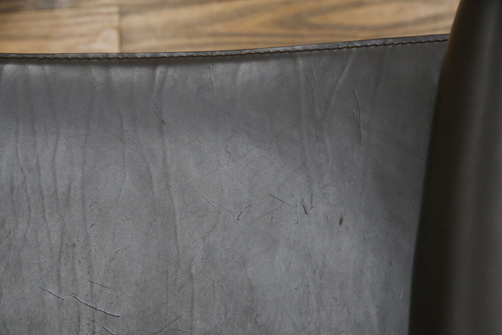 中古　Cassina(カッシーナ)　413　CAB(キャブ)　MARIO BELLINI(マリオベリーニ)　本革(レザー)　シンプルモダンな空間づくりに活躍するアームチェア2脚セット(ダイニングチェア、椅子、イス)(定価2脚で約83万6千円)(R-074313)