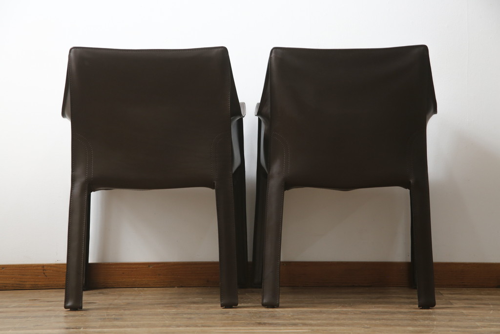 中古　Cassina(カッシーナ)　413　CAB(キャブ)　MARIO BELLINI(マリオベリーニ)　本革(レザー)　シンプルモダンな空間づくりに活躍するアームチェア2脚セット(ダイニングチェア、椅子、イス)(定価2脚で約83万6千円)(R-074313)